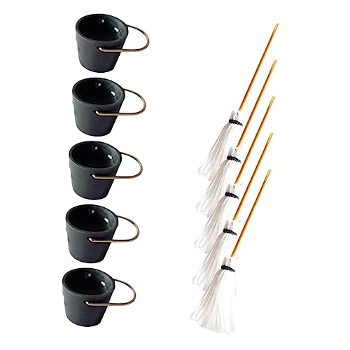 SOPOTUTU 5 Sätze Mop Eimer für Puppenhaus Teiliges Reinigungstool Realistisches Möbelmodell für Kreative DIY Dekoration und Fotografie Requisiten für Puppenhaus und Mikro Landschaften SOPOTUTU 5 Sätze Mop Eimer für Puppenhaus Teiliges Reinigungstool Realistisches Möbelmodell für Kreative DIY Dekoration und Fotografie Requisiten für Puppenhaus und Mikro Landschaften von SOPOTUTU