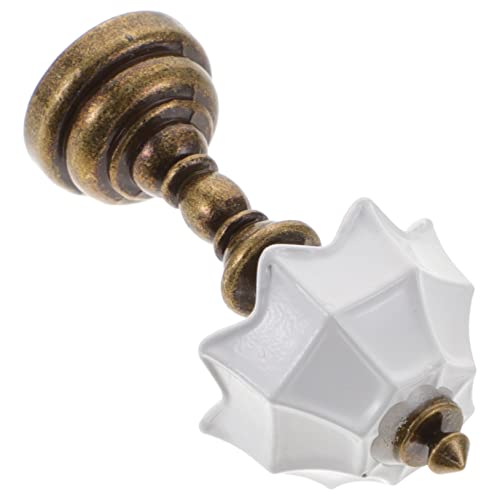 SOPOTUTU Tischleuchte für Puppenhaus Elegante Metalllampe mit Weißem Schirm Zubehör für Dekoration Warmes Licht für Kreative Szenen und für Freunde SOPOTUTU Tischleuchte für Puppenhaus Elegante Metalllampe mit Weißem Schirm Zubehör für Dekoration Warmes Licht für Kreative Szenen und für Freunde von SOPOTUTU