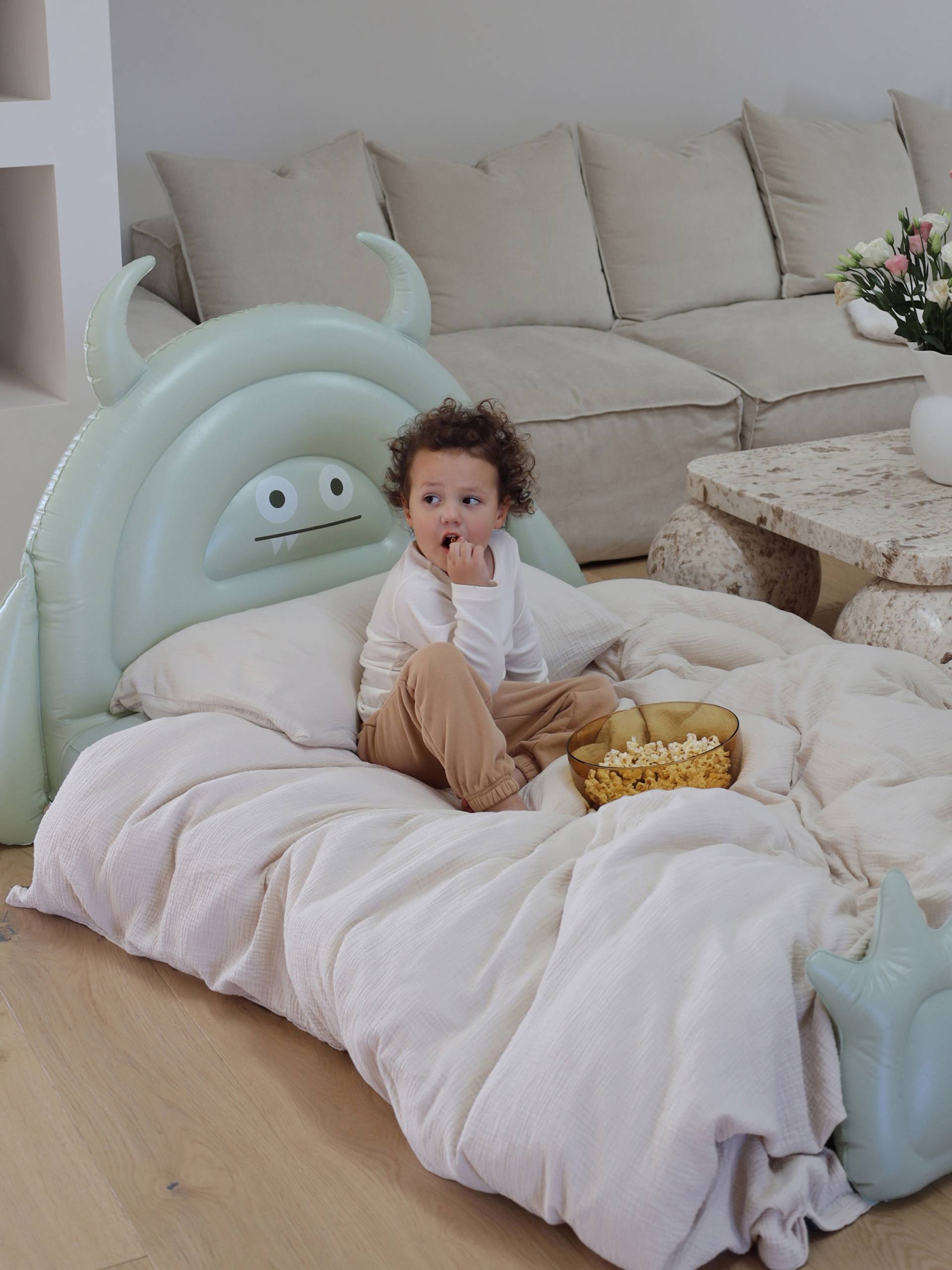 SUNNYLiFE Aufblasbares Kinderbett, Monster Sage von SUNNYLiFE