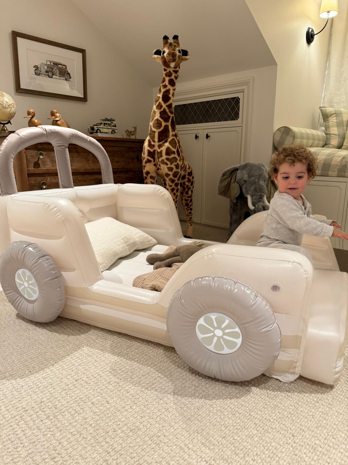 SUNNYLiFE Aufblasbares Kinderbett, Summer Van Sand von SUNNYLiFE