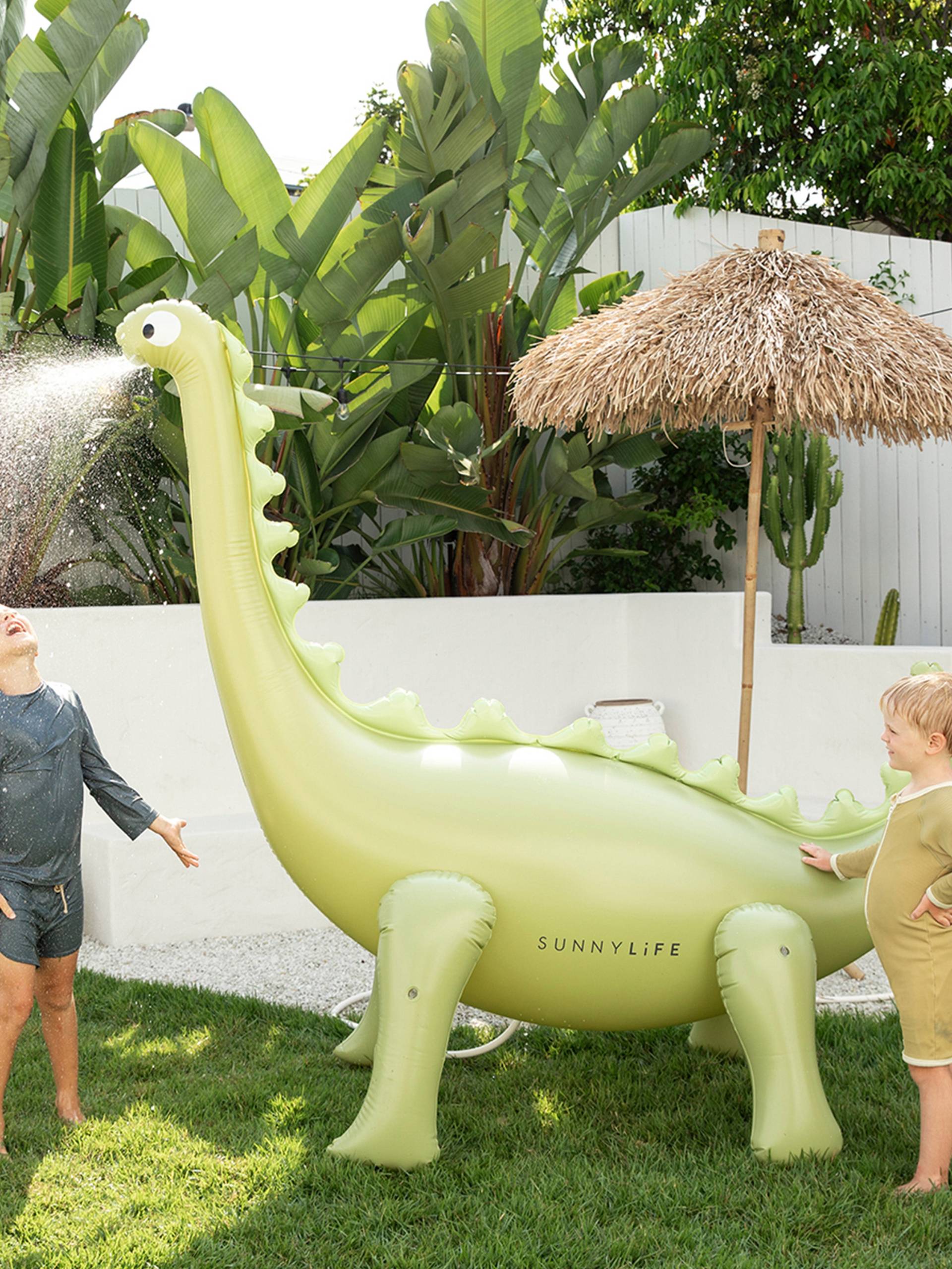 SUNNYLiFE Giant Dino Aufblasbarer Sprinkler, Into the Wild Khaki von SUNNYLiFE