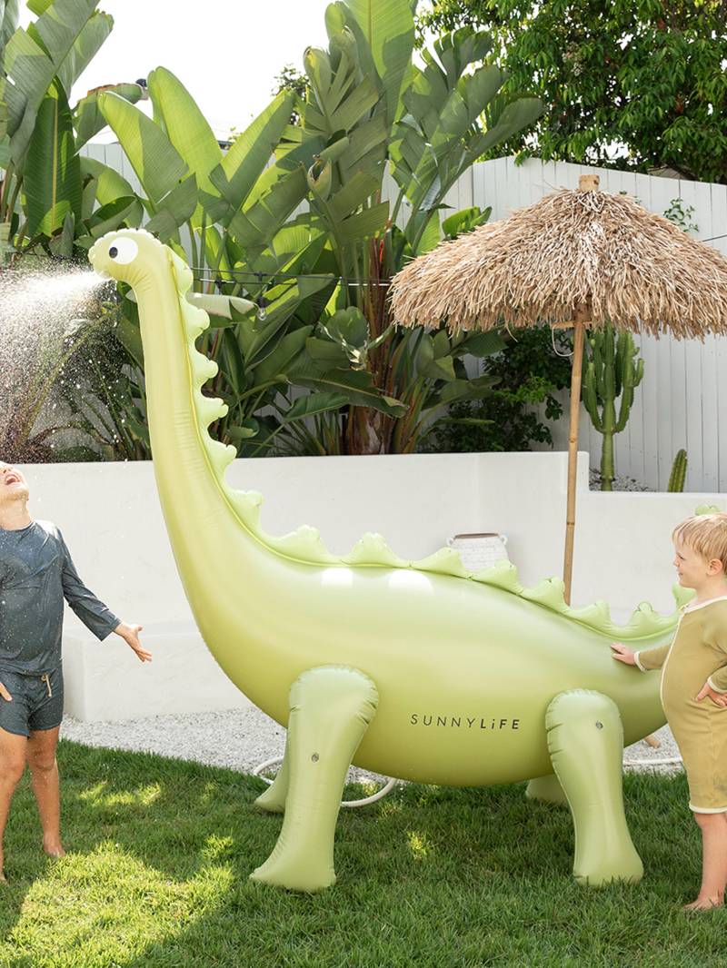 SUNNYLiFE Giant Dino Aufblasbarer Sprinkler, Into the Wild Khaki von SUNNYLiFE