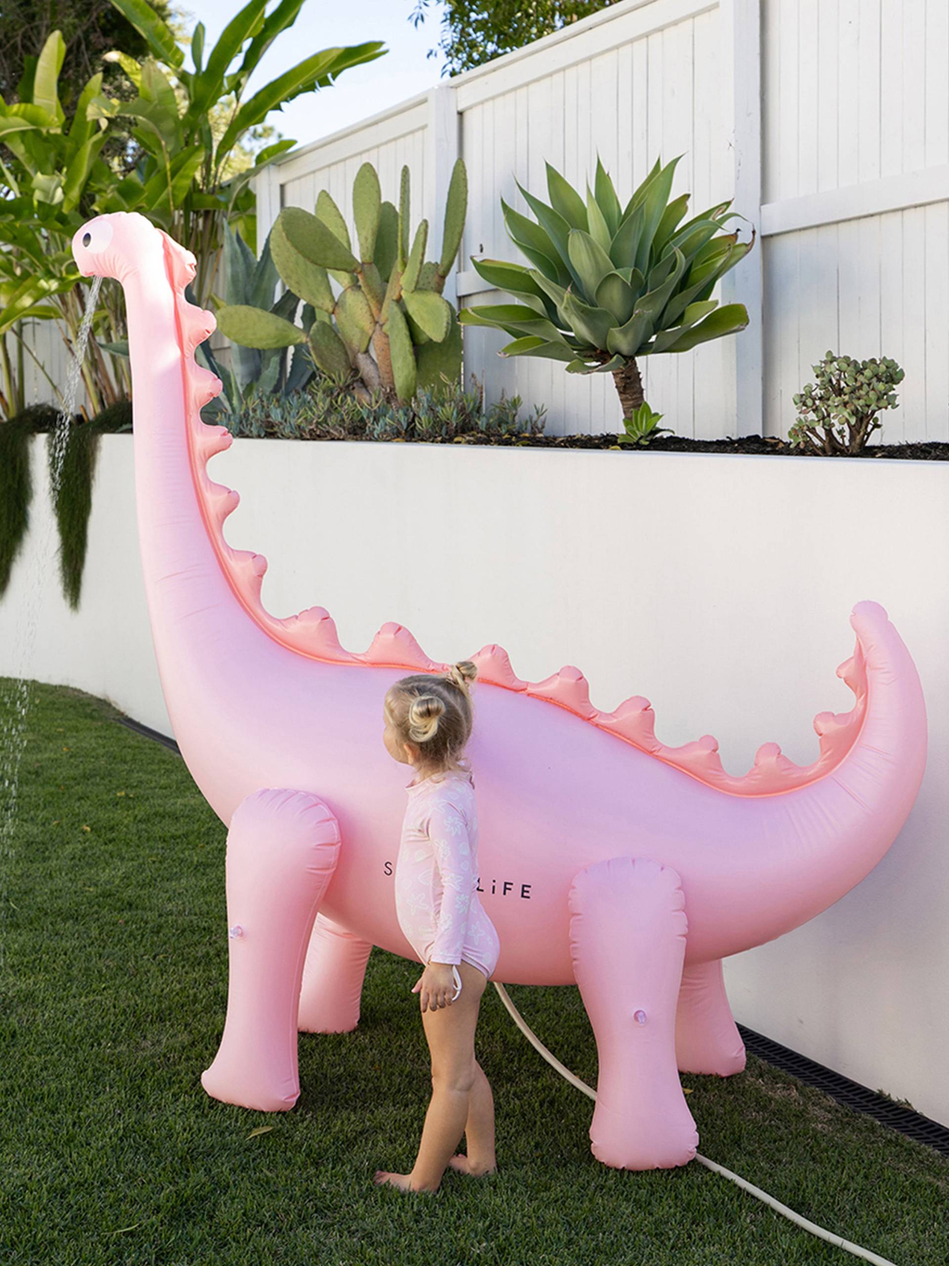 SUNNYLiFE Giant Dino Aufblasbarer Sprinkler, Into the Wild Pink von SUNNYLiFE