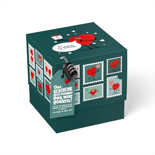 SURPRISA Geschenkbox, Rätselbox für Geschenke und Gutscheine zum Valentinstag, Jahrestag, für die Beste Freundin, Briefmarkenrätsel, Größe M (16cm) von SURPRISA