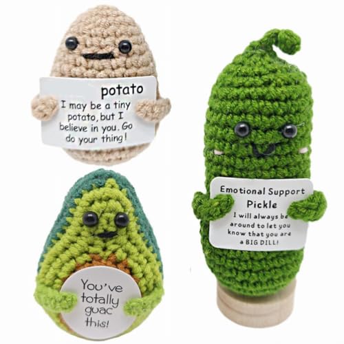 3 Stück Mini Positive Hug Puppen Set Mit Motivationskarten Glücksbringer Lustige Gestrickte Kartoffel Avocado Gurke Kuscheltier Figuren Mit Positiver Karte Geschenk Für Ermutigung Dekoration Geburtsta 3 Stück Mini Positive Hug Puppen Set Mit Motivationskarten Glücksbringer Lustige Gestrickte Kartoffel Avocado Gurke Kuscheltier Figuren Mit Positiver Karte Geschenk Für Ermutigung Dekoration Geburtsta von SYTTNUM