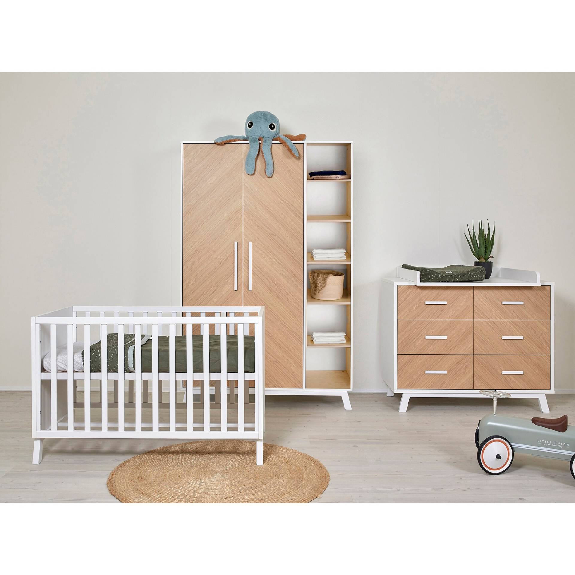 Schardt 3-tlg. Babyzimmer Venice Fishbone White mit 2-türigem Kleiderschrank mit Seitenregal Schardt 3-tlg. Babyzimmer Venice Fishbone White mit 2-türigem Kleiderschrank mit Seitenregal von Schardt