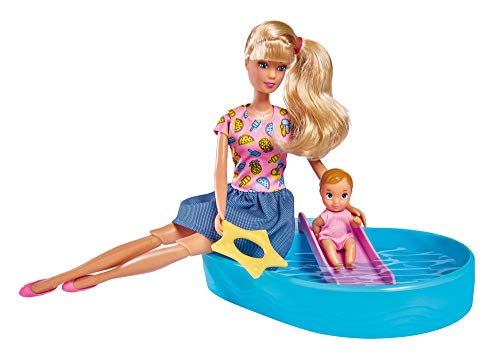 Simba 105733422 - Steffi Love Pool Fun, Spielpuppe in einem modischen Outfit spielt mit ihrem Baby am Planschbecken, mit Rutsche und Schwimmreifen, 29cm, ab 3 Jahre von Simba