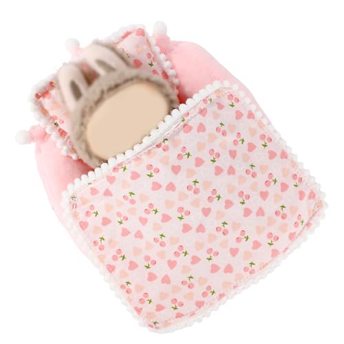 Rosa Puppenbettmatratze mit Steppdecke und Kissen, Miniaturbett aus Weichem Stoff mit Kirschmuster Süße Puppenhausmöbel Perfektes Schlafzimmerzubehör für Puppen und Sammler Rosa Puppenbettmatratze mit Steppdecke und Kissen, Miniaturbett aus Weichem Stoff mit Kirschmuster Süße Puppenhausmöbel Perfektes Schlafzimmerzubehör für Puppen und Sammler von Sinbana