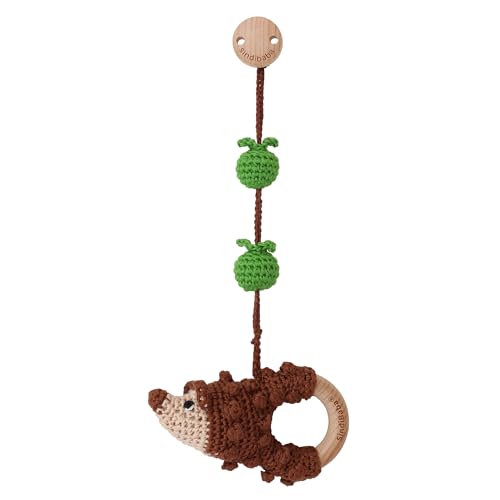 Sindibaba – Multifunktionales Hängespielzeug Igel Harry (braun, 23 cm, gehäkelt, mit Rassel) – Nachhaltiges Babyspielzeug mit weichem Greifling zum Aufhängen an Kinderwagen, Spielbogen & Bettchen von Sindibaba