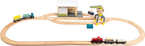 small foot 11377 Güterbahnhof aus Holz, mit LKW, Lok, Schiebetor, 360 Grad drehbarem Kran und Schienen, ab 3 Jahren Spielzeug, Mehrfarbig von Small Foot