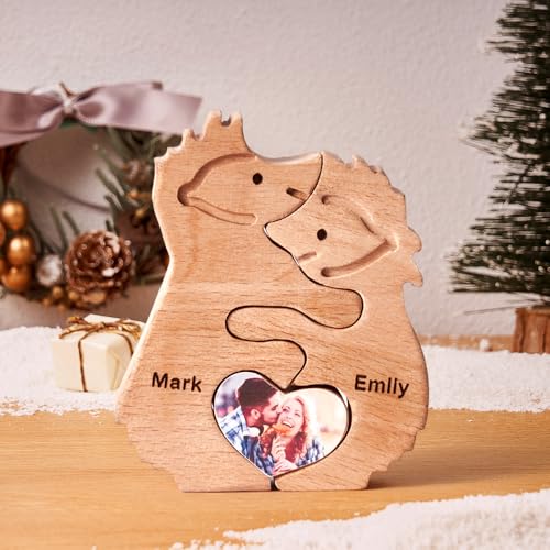 Personalisiertes Holzkunstpuzzle der Igelfamilie mit Weihnachtsmütze und1-8 Namen, Holz Igel Skulpturen Desktop Ornament Weihnachts Home Tischdekoration, Geschenk für Familie, Oma, Opa Mama, Papa Personalisiertes Holzkunstpuzzle der Igelfamilie mit Weihnachtsmütze und1-8 Namen, Holz Igel Skulpturen Desktop Ornament Weihnachts Home Tischdekoration, Geschenk für Familie, Oma, Opa Mama, Papa von Smile lab