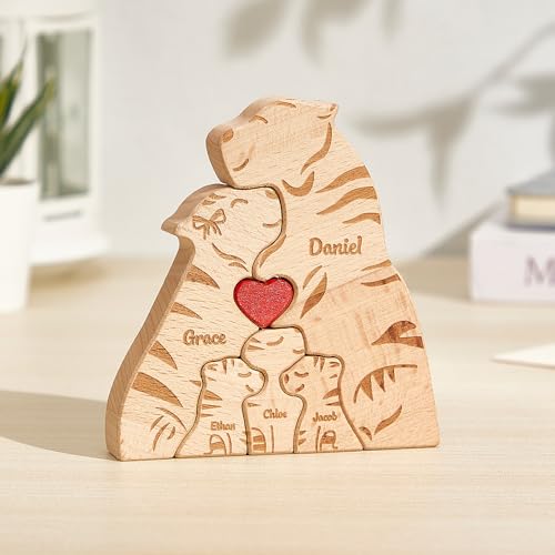 Personalisiertes Holzkunstpuzzle der Tigerfamilie mit Weihnachtsmütze und1-8 Namen, Holz Tiger Skulpturen Desktop Ornament Weihnachts Home Tischdekoration, Geschenk für Familie, Oma, Opa Mama, Papa Personalisiertes Holzkunstpuzzle der Tigerfamilie mit Weihnachtsmütze und1-8 Namen, Holz Tiger Skulpturen Desktop Ornament Weihnachts Home Tischdekoration, Geschenk für Familie, Oma, Opa Mama, Papa von Smile lab