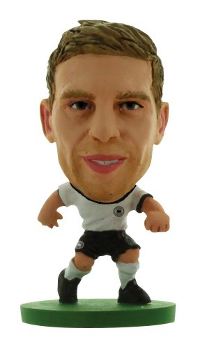 SoccerStarz SOC593 - Deutsch Nationalmannschaft Per Mertesacker, Heimtrikot von SoccerStarz