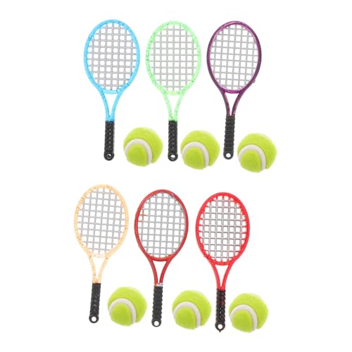 Sosoport 6 Sätze Tennis Racket Set für Puppenhaus Teiliges Set mit Sportzubehör für Kinderzimmer Dekoration und Fotorequisiten Interaktive Mini Sportgeräte für Kreatives Sosoport 6 Sätze Tennis Racket Set für Puppenhaus Teiliges Set mit Sportzubehör für Kinderzimmer Dekoration und Fotorequisiten Interaktive Mini Sportgeräte für Kreatives von Sosoport