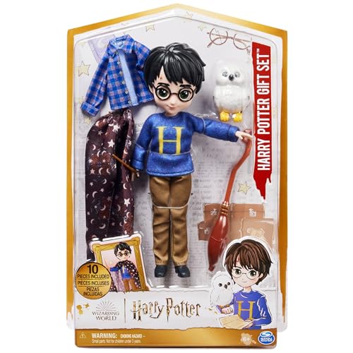 Wizarding World Harry Potter - Geschenkset mit 20,3 cm großer Harry Potter Puppe inklusive Besen, Tarnumhang und weiterem Zubehörteilen von Spin Master