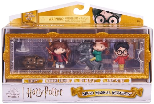 Wizarding World Harry Potter - Micro Magical Moments Sammelfiguren Geschenkset mit Harry Potter, Ron Weasley, Hermine Granger, Hund Fluffy und Setzkasten, ab 6 Jahren, Fanartikel von Wizarding World