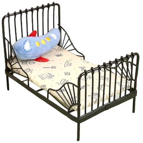 Ssguopte Dollhouse -Bett 1:12 Maßnahmen realistisches Metallpuppenbett mit Matratze und niedliche Kissen dekorative Puppenhausmöbel für DIY -Einstellungen, Stil 1 von Ssguopte