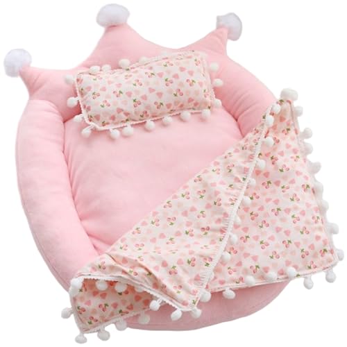 Ssguopte Puppenbett: Niedliches Spielzeugbett in Kronenform mit Kissen und Decke in Kirschmuster für 20 cm große Puppen, Puppenhaus-Zubehör Ssguopte Puppenbett: Niedliches Spielzeugbett in Kronenform mit Kissen und Decke in Kirschmuster für 20 cm große Puppen, Puppenhaus-Zubehör von Ssguopte