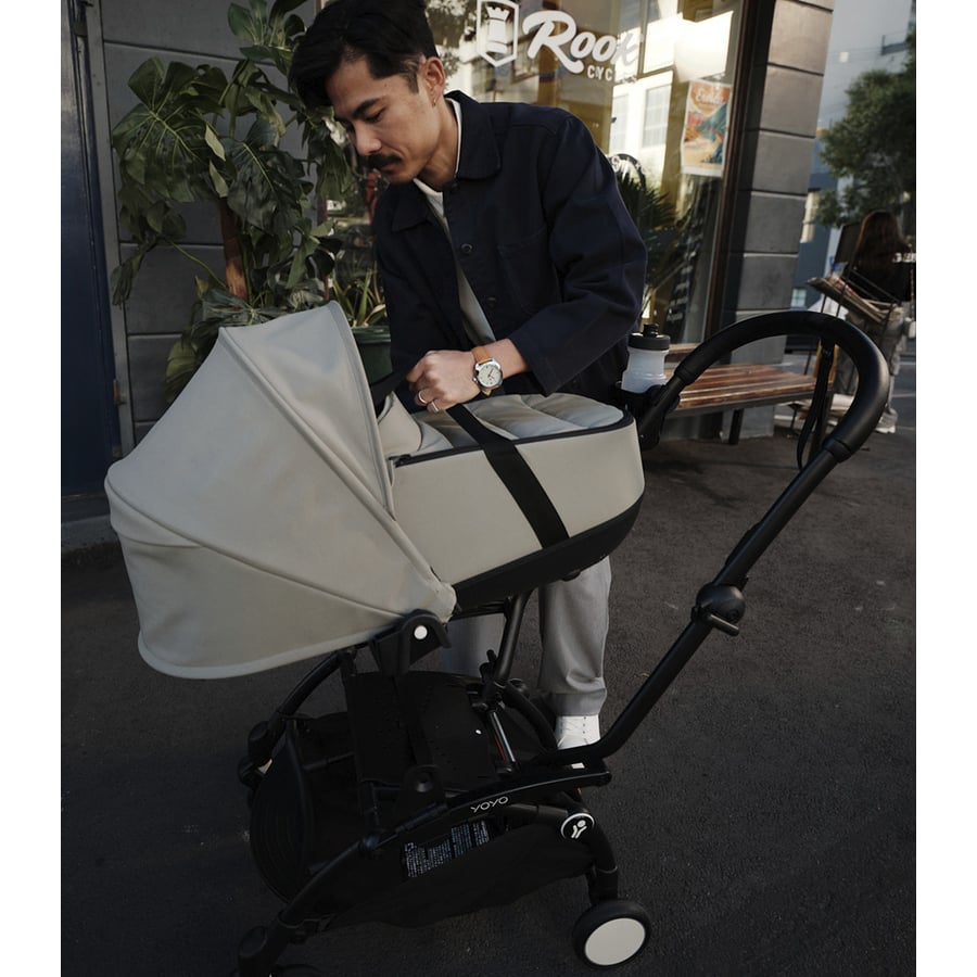 Stokke® Kinderwagen YOYO³ Black mit Neugeborenenaufsatz und Textilset Taupe von Stokke