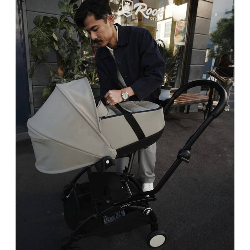 Stokke® Kinderwagen YOYO³ Black mit Neugeborenenaufsatz und Textilset Taupe von Stokke