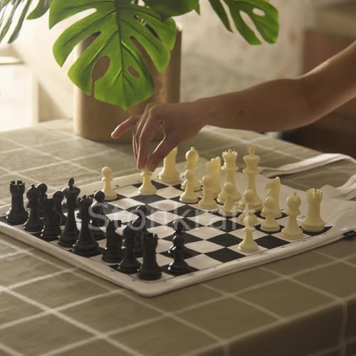 Aufrollbares Schachbrett von Stonkraft – Tragbare Schachmatte mit doppeltem Verwendungszweck und Baumwolltragetasche mit Schachbrettaufdruck, um überall Schach zu Spielen | (with Chess Pieces) von StonKraft