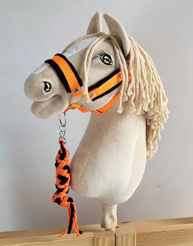Hobby Horse Set: Kante A3 mit schwarzem Fell + Strick - neon-orange/schwarz Hobby Horse Set: Kante A3 mit schwarzem Fell + Strick - neon-orange/schwarz von Super Hobby Horse