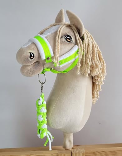 Hobby Horse Set: Kante A3 mit weißem Fell + Strick - neon-green/weiß von Super Hobby Horse