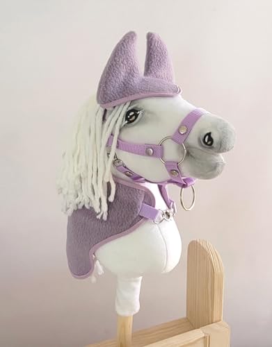 Set für Steckenpferd A3: Decke + Ohrenschützer. Kein Pferd enthalten. Lila. Set für Steckenpferd A3: Decke + Ohrenschützer. Kein Pferd enthalten. Lila. von Super Hobby Horse