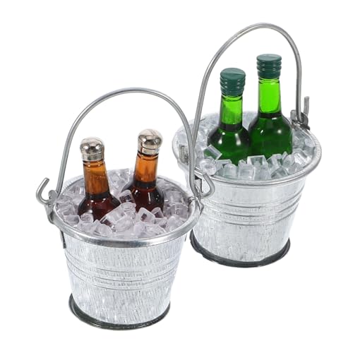 SUPVOX 2 Sätze Doll House Zubehör Eimer mit Eiswürfeln und Bierflaschen für Puppenhaus Bar Teiliges mit Eimer Eiswürfeln und Bierflaschen zur Dekoration von Puppenhaus Szenen SUPVOX 2 Sätze Doll House Zubehör Eimer mit Eiswürfeln und Bierflaschen für Puppenhaus Bar Teiliges mit Eimer Eiswürfeln und Bierflaschen zur Dekoration von Puppenhaus Szenen von Supvox
