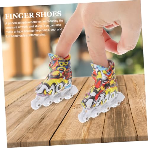 Supvox 2 Paare Mini Fingerschlittschuhe Fingersport aus Hochwertigem Kunststoff Kompakte Fingermodelle für Freizeit Schreibtischspiele und Fingerkoordination Zufällige Designs von Supvox