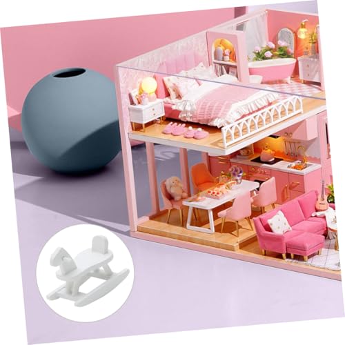 Supvox Maßstab Weißes Mini Schaukelpferd Modell Kompakt und Langlebig Glatte Oberfläche Puppenhaus Zubehör für Spiel und Dekoration Supvox Maßstab Weißes Mini Schaukelpferd Modell Kompakt und Langlebig Glatte Oberfläche Puppenhaus Zubehör für Spiel und Dekoration von Supvox
