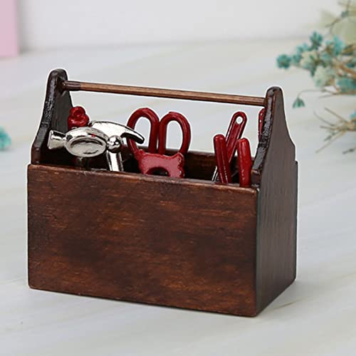 Sustvita Doll House Toolbox Miniatur Tool Box Holzwerkzeugkasten Modell für 1/12 Puppenhausdekoration Zubehör Sustvita Doll House Toolbox Miniatur Tool Box Holzwerkzeugkasten Modell für 1/12 Puppenhausdekoration Zubehör von SustVita