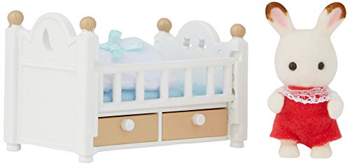 Sylvanian Families 5017 Schokoladenhasen Baby mit Babybett - Puppenhaus Spielset Mehrfarbig von Sylvanian Families