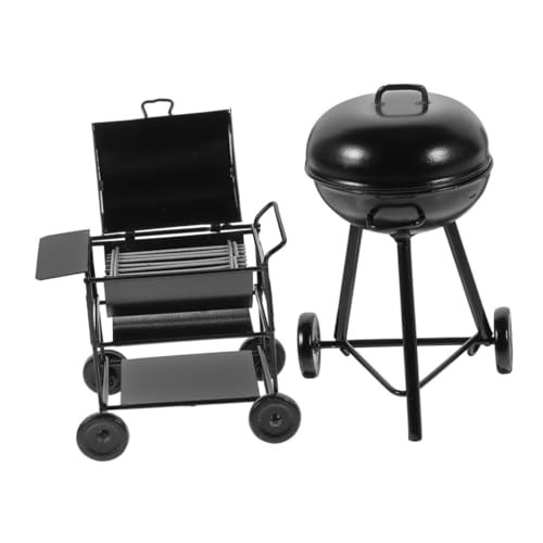 TOBBOMEY 2 Stück Miniatur BBQ Grill aus Schwarzem Teilig Realistische Puppenhaus Deko Vintage Design Detailgetreue Outdoor Küchenaccessoires für Kleine Häuser Lehrreiches Puppenzubehör von TOBBOMEY