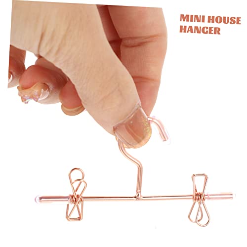 TOBBOMEY 5 Stück Teiliges Mini Kleiderbügel aus Metall in Roségold Kleine Puppenkleiderbügel für Puppenhaus Praktische Aufhänger zur Organisation und Dekoration von Puppenkleidung TOBBOMEY 5 Stück Teiliges Mini Kleiderbügel aus Metall in Roségold Kleine Puppenkleiderbügel für Puppenhaus Praktische Aufhänger zur Organisation und Dekoration von Puppenkleidung von TOBBOMEY