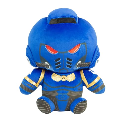 TOMY Warhammer Space Marine Mega Plüschfigur, Offiziell Lizenziertes Warhammer 40.000 Kuscheltier, 38 cm Große Ultramarines Sammelfigur, Premium Gaming Plüsch, Geschenk Für Fans Und Gamer TOMY Warhammer Space Marine Mega Plüschfigur, Offiziell Lizenziertes Warhammer 40.000 Kuscheltier, 38 cm Große Ultramarines Sammelfigur, Premium Gaming Plüsch, Geschenk Für Fans Und Gamer von TOMY