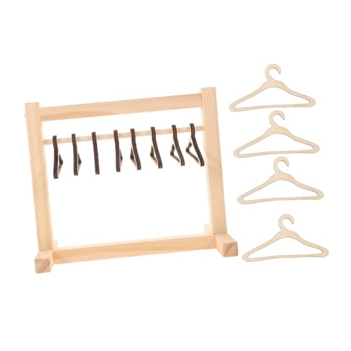 TOYANDONA 1 Satz Holz Dollhouse Kleiderregal mit Hängern für Aufbewahrung und Präsentation von Puppenkleidung für Kinderzimmer und Spielbereiche TOYANDONA 1 Satz Holz Dollhouse Kleiderregal mit Hängern für Aufbewahrung und Präsentation von Puppenkleidung für Kinderzimmer und Spielbereiche von TOYANDONA