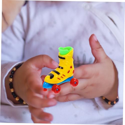 TOYANDONA 2 Paar Bunte Finger Rollschuhe aus Kunststoff Stressreduzierendes Fingerspielzeug Realistische Rollschuh Modelle für Fingerkoordination und Freizeitspaß Zufällige Zufällige Farbe von TOYANDONA