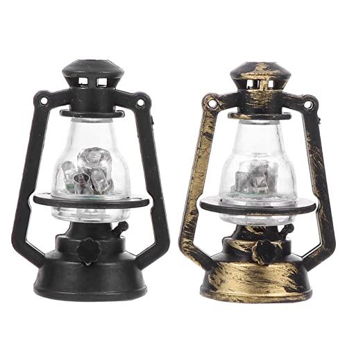 Miniatur Laterne LED Puppenhaus Vintage llampe mit Beleuchtung Puppenstuben Modell Wichtelhaus Ornament Puppenhaus für Mikrolandschaft Puppenhaus Fee Garten Deko 2 Stück Miniatur Laterne LED Puppenhaus Vintage llampe mit Beleuchtung Puppenstuben Modell Wichtelhaus Ornament Puppenhaus für Mikrolandschaft Puppenhaus Fee Garten Deko 2 Stück von TOYANDONA