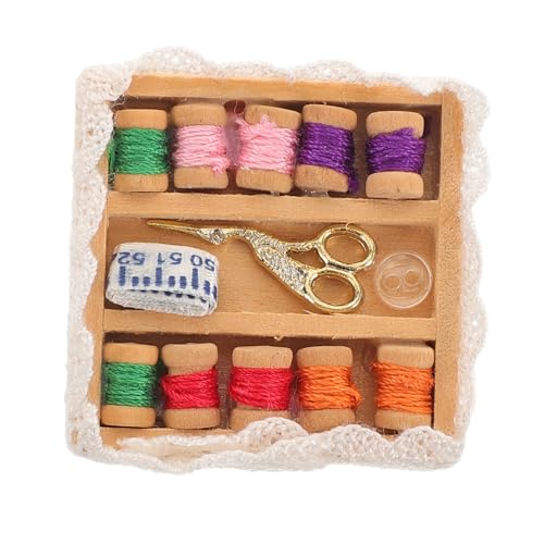 TOYANDONA Miniatur Nähset mit Aufbewahrungsbox Realistisches Puppenhaus Zubehör Mini Dekoration für Tiny House Detailreiches Nähzimmer Zubehör Geeignet für Spiel und Szenenfotografie TOYANDONA Miniatur Nähset mit Aufbewahrungsbox Realistisches Puppenhaus Zubehör Mini Dekoration für Tiny House Detailreiches Nähzimmer Zubehör Geeignet für Spiel und Szenenfotografie von TOYANDONA