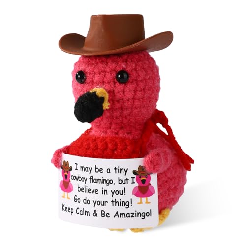 TOYMIS Gehäkelter Flamingo, 9 x 7 x 6 cm Süße Gestrickte Western Cowboy Flamingo Puppe mit Inspirierender Karte Lustiges Positives Handgemachtes Häkelgeschenk für Männer Frauen und Freunde von TOYMIS