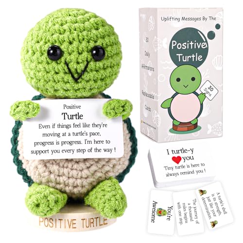 TOYMIS Lustiges Positive Schildkröte Set, Gehäkelte Schildkröte Puppe mit 30 Motivationskarten & Holzsockel Süßes Gestricktes Tier Positives Geschenk für Freunde Familie Ermutigung Dekoration von TOYMIS