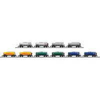 TRIX 15504 N Set mit 20 Kesselwagen im Display "Treibstoffe", Ep. III von TRIX