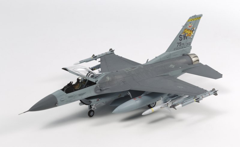 F-16CJ Fighting Falcon mit Zurüstteilen F-16CJ Fighting Falcon mit Zurüstteilen von Tamiya