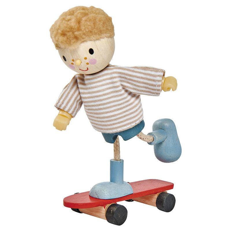 Puppenhaus-Figur EDWARD MIT SKATEBOARD von Tender Leaf Toys