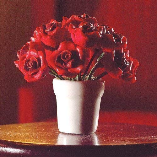 The Dolls House Emporium Rote Rosen in einer Vase von The Dolls House Emporium