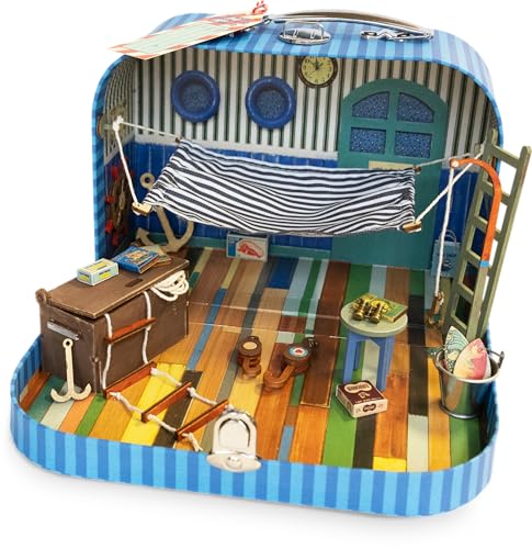 Das Mäusehaus to Go – Opa Seemanns Kajüte | Kreatives Bastelset im Koffer | Mini-Puppenhaus zum Mitnehmen | Ab 4 Jahren | Inkl. Möbel, Mini-Fernrohr & Deko von The Mouse Mansion