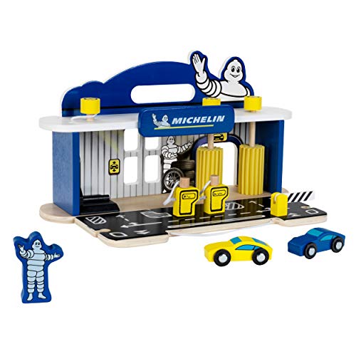 Klein Theo 3403 Michelin Service Station mit 2 Autos, Holz | Inkl. Hebebühne, Tanksäulen u.v.m. | Kompatibel mit Holzfahrbahnen | Maße: 36 cm x 21 cm x 20,5 cm | Spielzeug für Kinder ab DREI Jahren von Klein