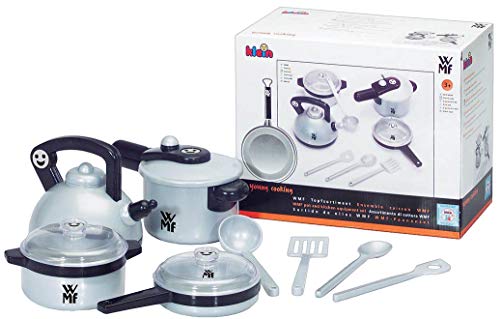 Theo Klein 9430 WMF Topf- und Küchengeräteset | 9-teiliges Set im edlen WMF-Design | Mit Kochgeschirr und Kochbesteck | Verpackungsmaße: 29,7 cm x 14,75 cm x 24 cm | Spielzeug für Kinder ab 3 Jahren Theo Klein 9430 WMF Topf- und Küchengeräteset | 9-teiliges Set im edlen WMF-Design | Mit Kochgeschirr und Kochbesteck | Verpackungsmaße: 29,7 cm x 14,75 cm x 24 cm | Spielzeug für Kinder ab 3 Jahren von Theo Klein