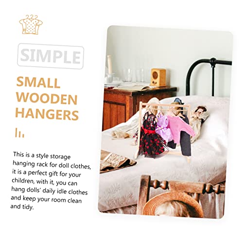 Toddmomy Mini Holz Kleiderständer Puppen mit Doppel Etagen Politur Glatte Oberfläche Praktisch zur Aufbewahrung und Organisation von Puppenkleidung Fördert Ordnungssinn Robustes Design Toddmomy Mini Holz Kleiderständer Puppen mit Doppel Etagen Politur Glatte Oberfläche Praktisch zur Aufbewahrung und Organisation von Puppenkleidung Fördert Ordnungssinn Robustes Design von Toddmomy